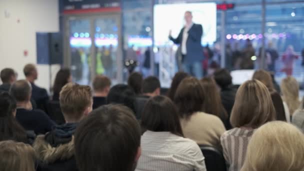 Publiken lyssnar på föreläsare på workshop — Stockvideo