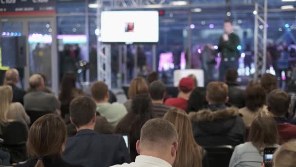 Audiencia escucha a conferenciante en taller — Vídeo de stock