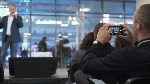 Audiencia escucha a conferenciante en taller — Vídeo de stock