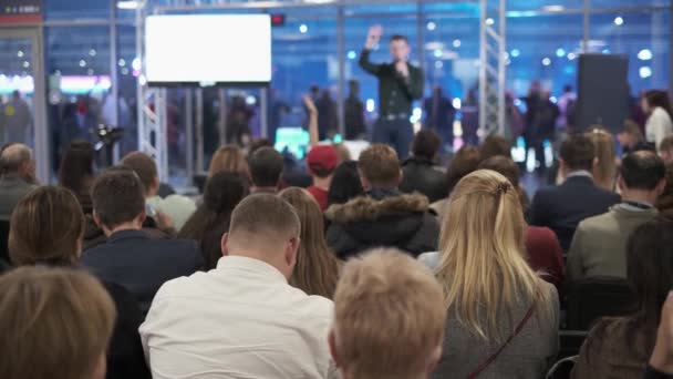 Audiência ouve palestrante na oficina — Vídeo de Stock