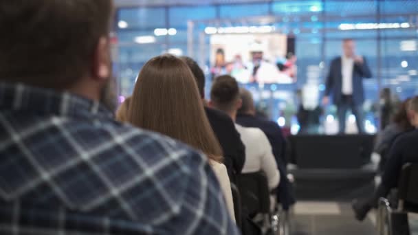 Audiencia escucha a conferenciante en taller — Vídeos de Stock