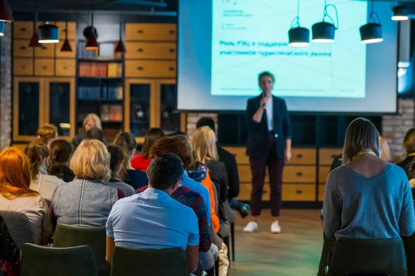 Il pubblico ascolta il docente al workshop — Foto Stock