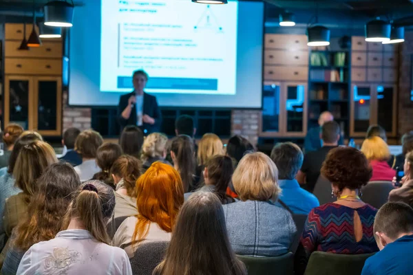 Auditoire écoute conférencier à l'atelier — Photo