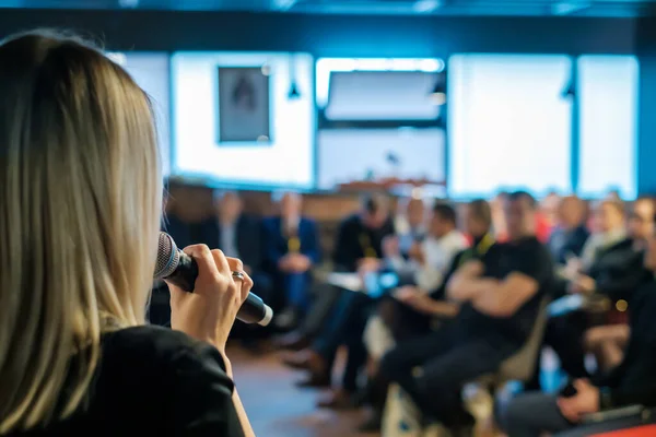 Kvinnlig presentatör talar till publiken — Stockfoto