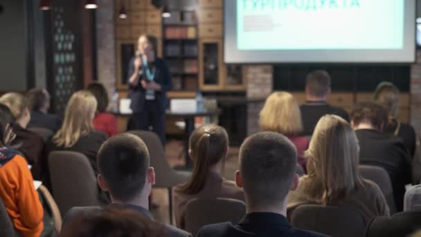 Audiencia escucha a conferenciante en taller — Vídeo de stock