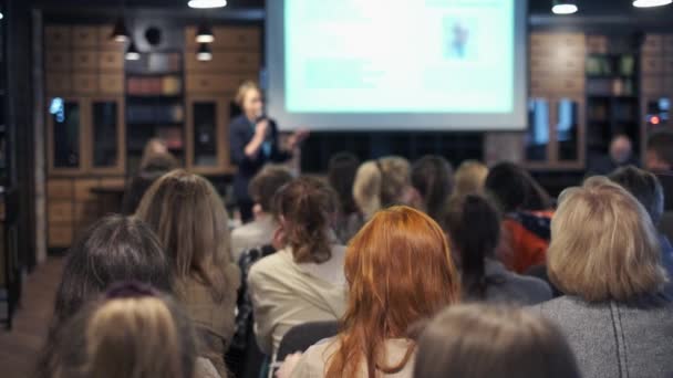 Publiken lyssnar på föreläsare på workshop — Stockvideo