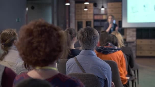 Publiken lyssnar på föreläsare på workshop — Stockvideo