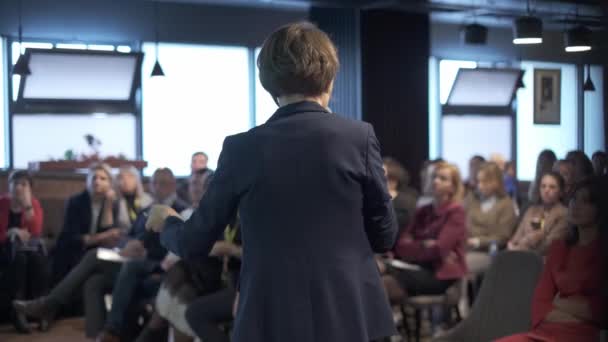 Apresentador feminino fala para o público — Vídeo de Stock