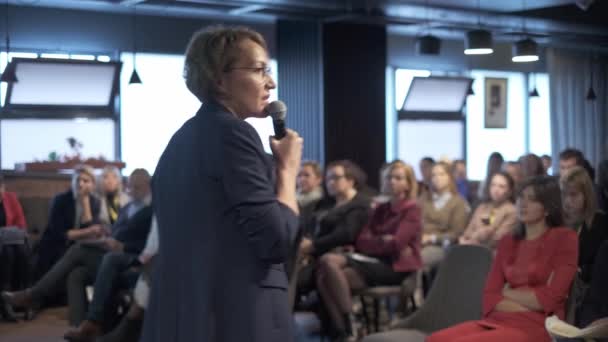 Kvinnlig presentatör talar till publiken — Stockvideo