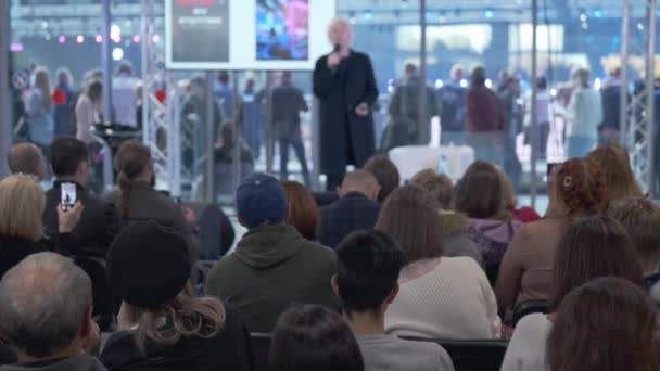 Audiencia escucha a conferenciante en taller — Vídeo de stock