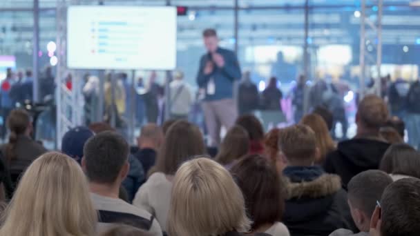 Audiencia escucha a conferenciante en taller — Vídeos de Stock