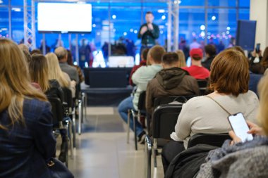 Seyirci atölyede öğretim görevlisini dinliyor