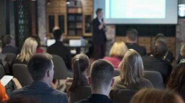 Seyirci atölyede öğretim görevlisini dinliyor