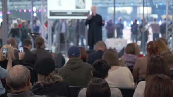 Audiência ouve palestrante na oficina — Vídeo de Stock