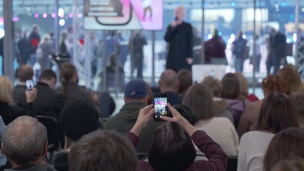 Audiencia escucha a conferenciante en taller — Vídeo de stock