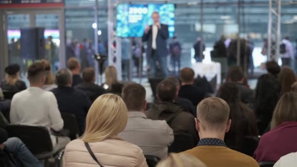 Audiencia escucha a conferenciante en taller — Vídeo de stock