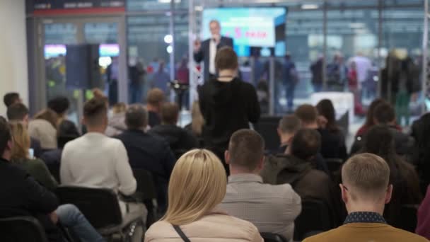 Audiencia escucha a conferenciante en taller — Vídeo de stock