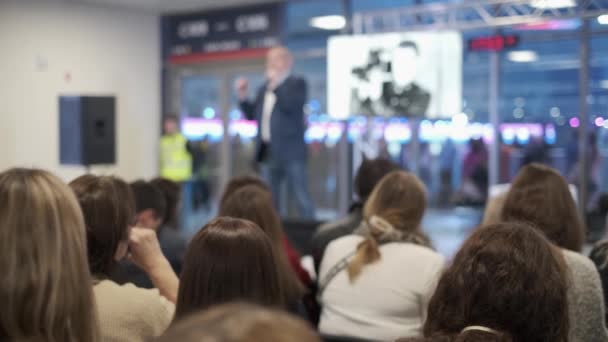 Publikum hört Dozent bei Workshop zu — Stockvideo