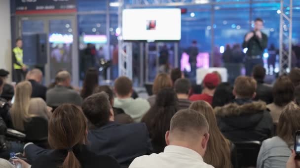 Publiczność słucha wykładowcy na warsztatach — Wideo stockowe