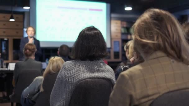Publikum poslouchá lektora na workshopu — Stock video