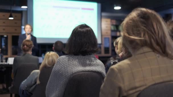 Auditoire écoute conférencier à l'atelier — Video