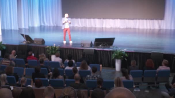 Seyirci atölyede öğretim görevlisini dinliyor — Stok video