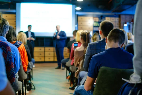 Publiken lyssnar på föreläsare på workshop — Stockfoto