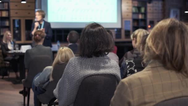 Publikum poslouchá lektora na workshopu — Stock video