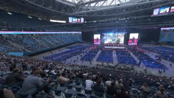 Az üzletemberek nagy oktatási fórumon vesznek részt a Gazprom Arena Stadionban — Stock videók