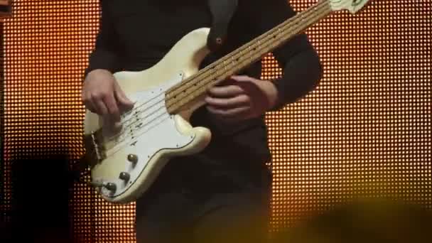 Гітарист грає на електрогітарі на концерті — стокове відео