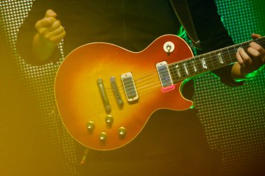 Elektro gitar çalmak canlı konser gitarist