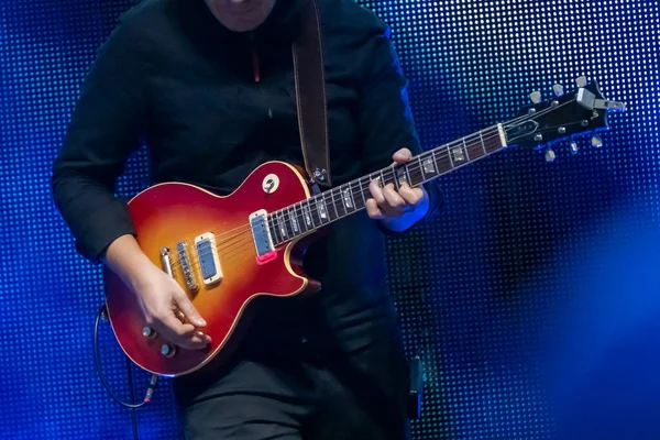 Gitarzysta gra gitara elektryczna w koncert na żywo — Zdjęcie stockowe