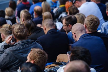 İş konferansına katılanlar oturup dinlesin.