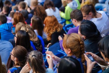 İş konferansına katılanlar oturup dinlesin.