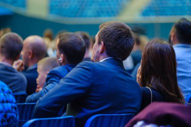 İş konferansına katılanlar oturup dinlesin.