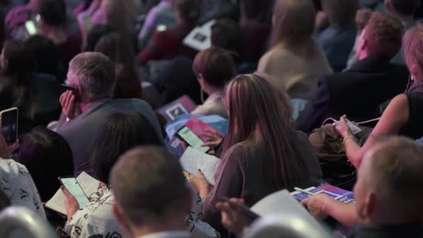 I partecipanti alla conferenza di lavoro si siedono e ascoltano — Video Stock