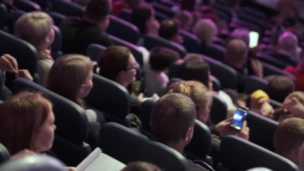 Účastníci obchodní konference sedí a poslouchají — Stock video