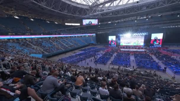 Podnikatelé se účastní velkého vzdělávacího fóra na stadionu Gazprom Arena — Stock video