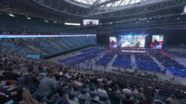 Zakenmensen wonen groot educatief forum in Gazprom Arena Stadion bij — Stockvideo