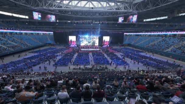 Zakenmensen wonen groot educatief forum in Gazprom Arena Stadion bij — Stockvideo