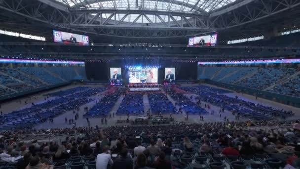 Podnikatelé se účastní velkého vzdělávacího fóra na stadionu Gazprom Arena — Stock video