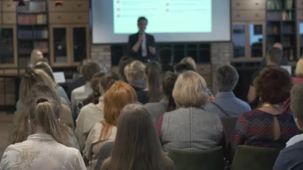 Publiken lyssnar på föreläsare på workshop — Stockvideo