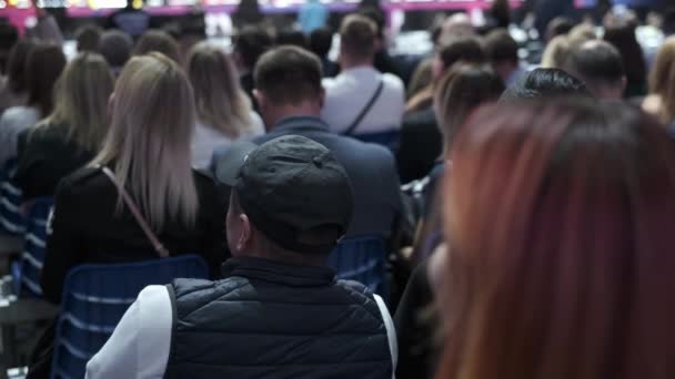 Los asistentes a la conferencia de negocios se sientan y escuchan — Vídeo de stock