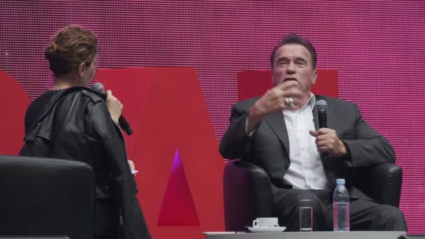 Ο Arnold Schwarzenegger, διάσημος ηθοποιός, πολιτικός και επιχειρηματίας, μιλά σε ένα επιχειρηματικό φόρουμ — Αρχείο Βίντεο