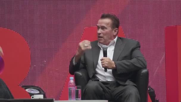 Ο Arnold Schwarzenegger, διάσημος ηθοποιός, πολιτικός και επιχειρηματίας, μιλά σε ένα επιχειρηματικό φόρουμ — Αρχείο Βίντεο