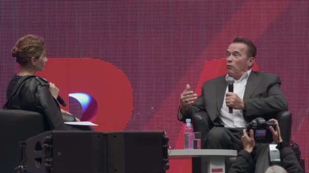 Arnold Schwarzenegger, famoso actor, político y empresario, habla en un foro de negocios — Vídeos de Stock