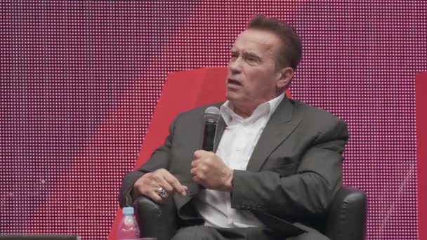 Arnold Schwarzenegger, famoso ator, político e empresário, fala em um fórum de negócios — Vídeo de Stock