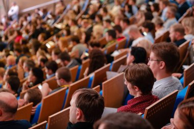 İş konferansına katılanlar oturup dinlesin.