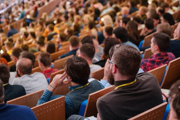 Uczestnicy konferencji biznesowej siedzą i słuchają — Zdjęcie stockowe