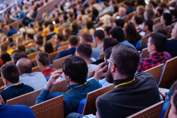 Konferensdeltagare sitter och lyssnar — Stockfoto